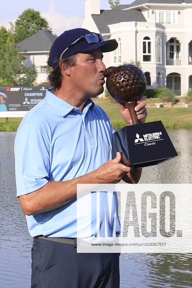 DULUTH, GA - MAY 07: Stephen Ames kisses the trophy after winning the PGA, Golf Herren Tour Champions Mitsubishi Electric Classic on May 7, 2023 at TPC Sugarloaf in Duluth, Georgia. (Photo by David J. Griffin Icon Sportswire) GOLF: MAY 07 PGA Tour Champions Mitsubishi Electric Classic Icon9532305071151
