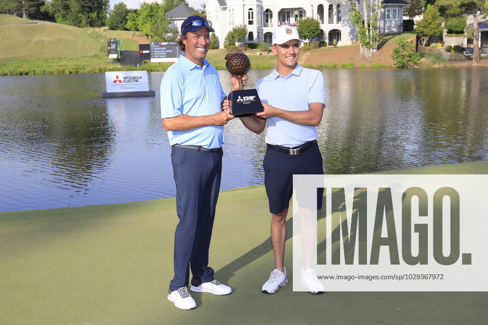 DULUTH, GA - MAY 07: StephenÕs son, Ryan, holds the trophy after Stephen won the PGA, Golf Herren Tour Champions Mitsubishi Electric Classic on May 7, 2023 at TPC Sugarloaf in Duluth, Georgia. Ryan caddied for Stephen. (Photo by David J. Griffin Icon Sportswire) GOLF: MAY 07 PGA Tour Champions Mitsubishi Electric Classic Icon9532305071152
