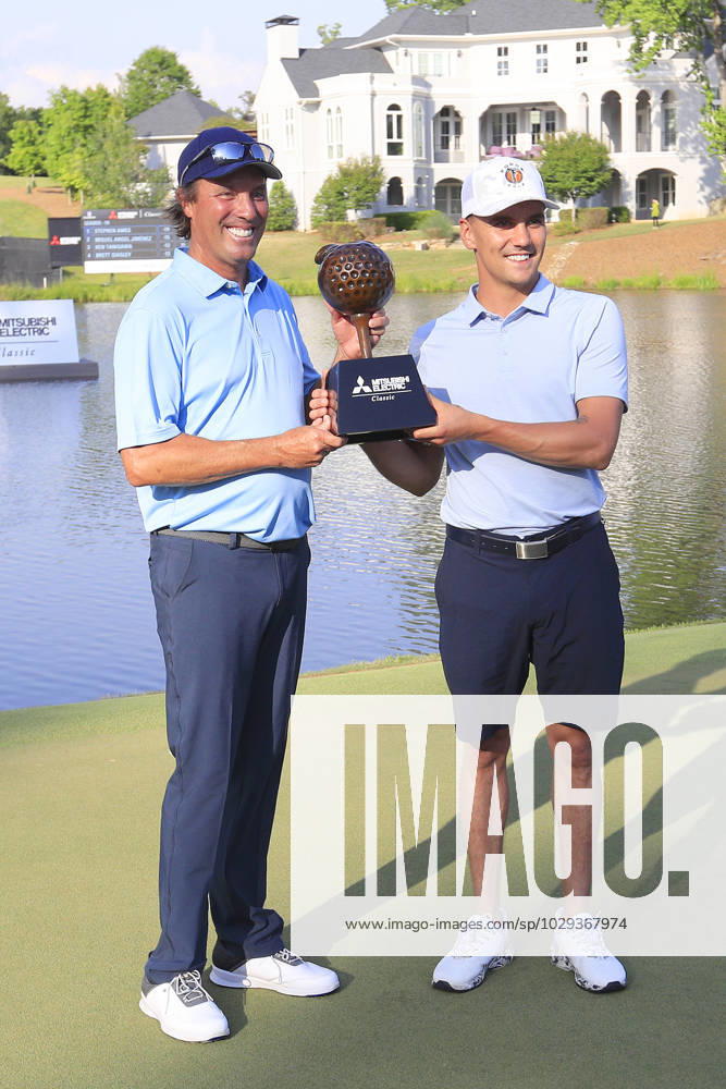 DULUTH, GA - MAY 07: StephenÕs son, Ryan, holds the trophy after Stephen won the PGA, Golf Herren Tour Champions Mitsubishi Electric Classic on May 7, 2023 at TPC Sugarloaf in Duluth, Georgia. Ryan caddied for Stephen. (Photo by David J. Griffin Icon Sportswire) GOLF: MAY 07 PGA Tour Champions Mitsubishi Electric Classic Icon9532305071153
