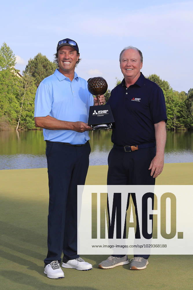 DULUTH, GA - MAY 07: Mike Corbo, President & CEO at Mitsubishi Electric US, Inc. hands the trophy to Stephen Ames after he wins the PGA, Golf Herren Tour Champions Mitsubishi Electric Classic on May 7, 2023 at TPC Sugarloaf in Duluth, Georgia. (Photo by David J. Griffin Icon Sportswire) GOLF: MAY 07 PGA Tour Champions Mitsubishi Electric Classic Icon9532305071162