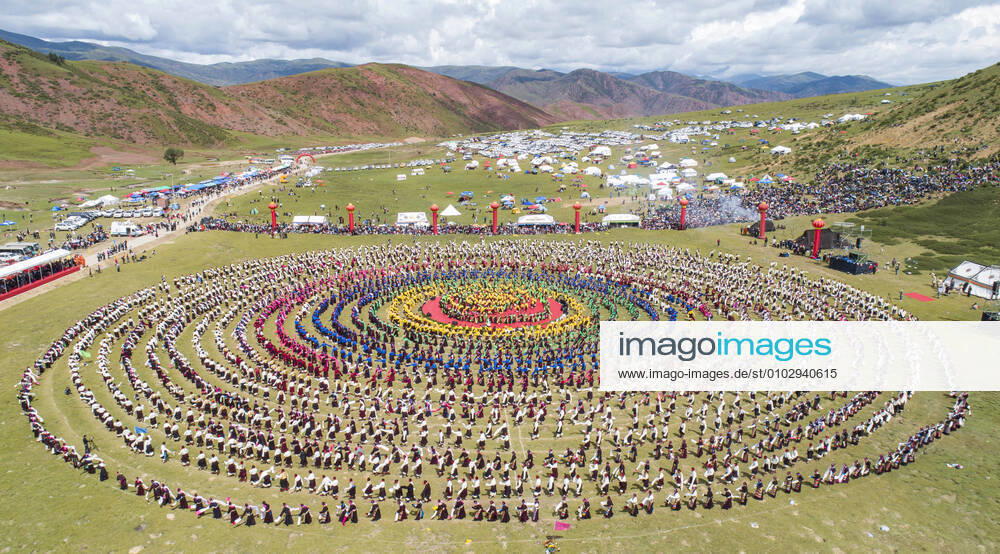 (200807) -- QAMDO, Aug. 7, 2020 -- Aerial photo shows people performing Xianzi Dance in Mangkam County, southwest China s Tibet Autonomous Region, Aug. 7, 2020. Xianzi Dance, a traditional folk dance in Tibet, was listed as a national intangible heritage in 2006. ) (InTibet)CHINA-TIBET-QAMDO-XIANZI DANCE (CN) SunxFei