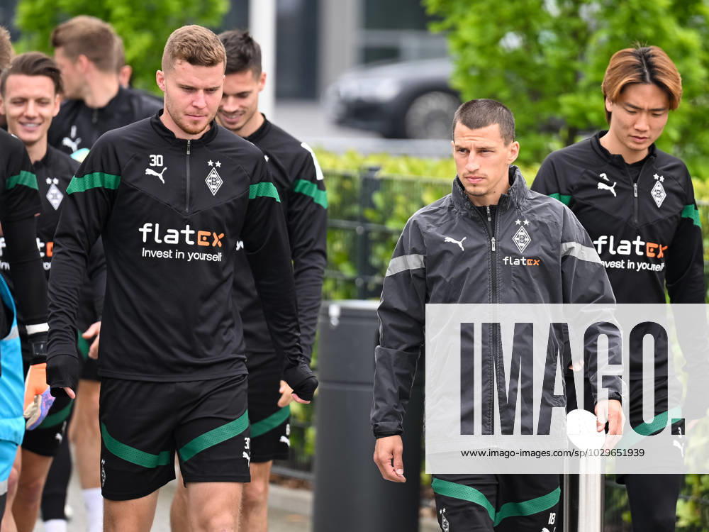 The team is on its way to the training ground In the process Hannes Wolf Borussia Moenchengladbach, 11 m Julian Weigl Borussia Moenchengladbach, 08 , Nico Elvedi Borussia Moenchengladbach, 30 , Stefan Lainer Borussia Moenchengladbach, 18 and Ko Itakura Borussia Moenchengladbach, 03 Borussia Moenchengladbach, football, 1 Bundesliga, training, season 2022 2023, 11 05 2023 Borussia Moenchengladbach, football, 1 Bundesliga, training, season 2022 2023, 11 05 2023 Moenchengladbach.
