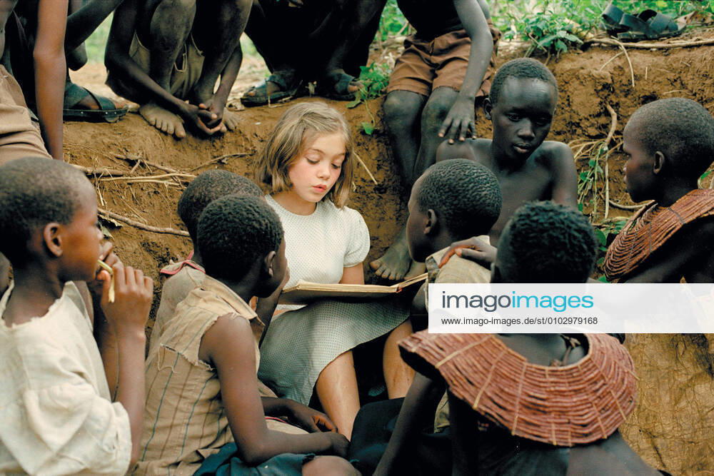 NOWHERE IN AFRICA Date: 2001. Strictly editorial use only in conjunction with the promotion of the film. Credit line mandatory. This image is copyright of the film company and is supplied under the terms of issue as film still. No commercial or book cover use permitted without prior consent from the film company. Mandatory credit line: Image courtesy BAVARIA FILM CONSTANTIN FILM PRODUCKTION MTM CINETEVE Ronald Grant Archive Mary Evans