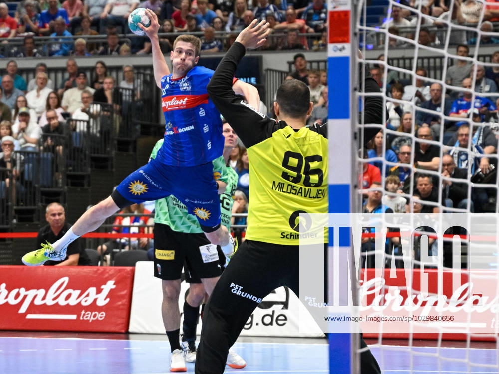 Tim Nothdurft Bergischer HC, 08 comes to close against Dejan Milosavljev Fuechse Berlin, 96 Bergischer HC vs Fuechse Berlin, handball, LIQUI Moly HBL, 29 match day, season 2022 2023, 14 05 2023 Bergischer HC vs Fuechse Berlin, handball, LIQUI Moly HBL, 29 match day, season 2022 2023, 14 05 2023 Duesseldorf