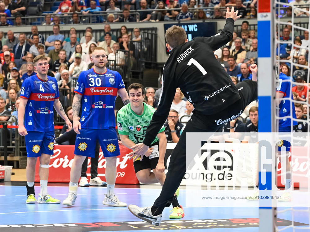Tim Freihoefer Fuechse Berlin, 20 fails once again to the outstanding Christopher Rudeck Bergischer HC, 01 doing so Elias Scholtes Bergischer HC, 04 and Tom Kare Nikolaisen Bergischer HC, 30 Bergischer HC vs Fuechse Berlin, Handball, LIQUI Moly HBL, 29 Matchday, Season 2022 2023, 14 05 2023 Bergischer HC vs Fuechse Berlin, Handball, LIQUI Moly HBL, 29 Matchday, Season 2022 2023, 14 05 2023 Duesseldorf