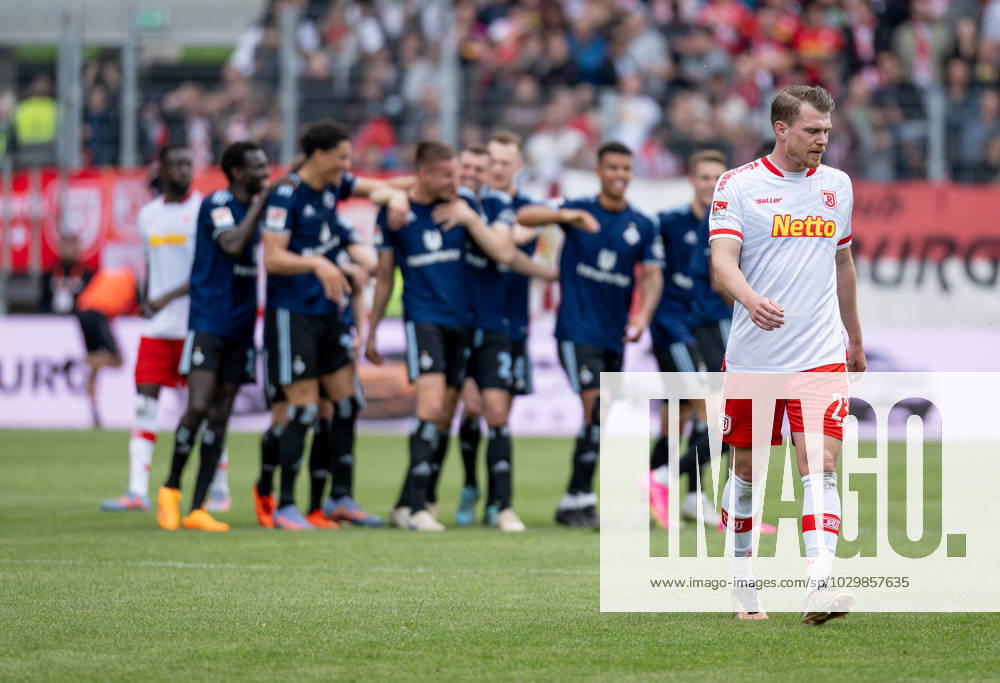 Disappointment at Steve Breitkreuz SSV Jahn Regensburg, 23 , while in the background the Hamburg players celebrate the goal of Filip Bilbija Hamburger SV, 7 to 1 5 final score SSV Jahn Regensburg vs Hamburger SV, Football, 2 Bundesliga, 32 Spieltag, Season 2022 2023, 14 05 2023 SSV Jahn Regensburg vs Hamburger SV, Football, 2 Bundesliga, 32 Matchday, Season 2022 2023, 14 05 2023 Regensburg