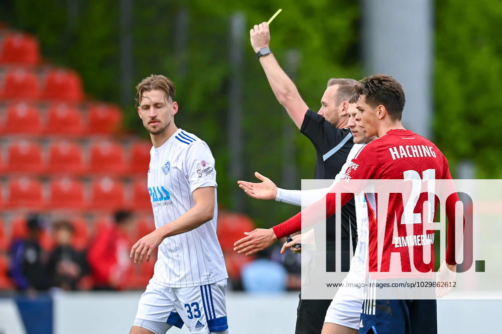Stefan Treiber referee, referee shows Nicolas Hebisch Aschaffenburg, 33 the yellow card, warning, yellow card, 13 05 2023, Unterhaching Germany , Football, Regionalliga Bayern, SpVgg Unterhaching SV Viktoria Aschaffenburg