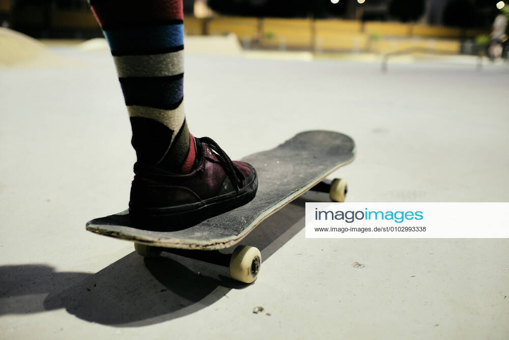 Young man with his foot on the skateboard to start skating Los Angeles, CA, United States CR_FAGU200803A-464358-01 ,model released, Symbolfoto