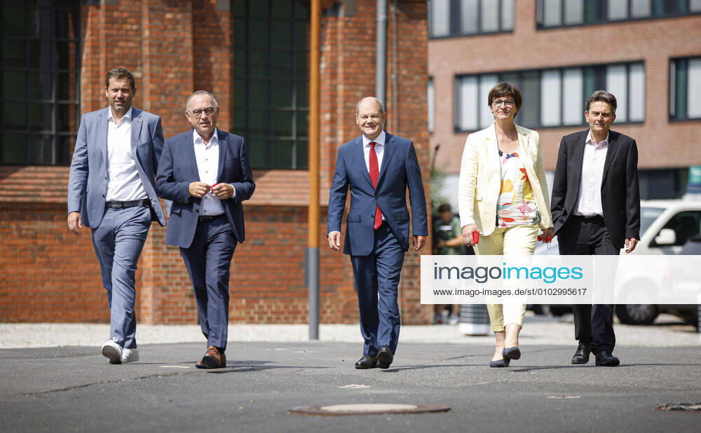 Lars Klingbeil, Secretary General of the SPD, Norbert Walter Borjans, Olaf Scholz, the SPDs candidate for chancellor for the 2021 federal elections, Saskia Esken, SPD party leader, and Rolf Muetzenich, SPD parliamentary party leader, on their way to a press conference on the occasion of the presentation of the SPDs candidate for chancello