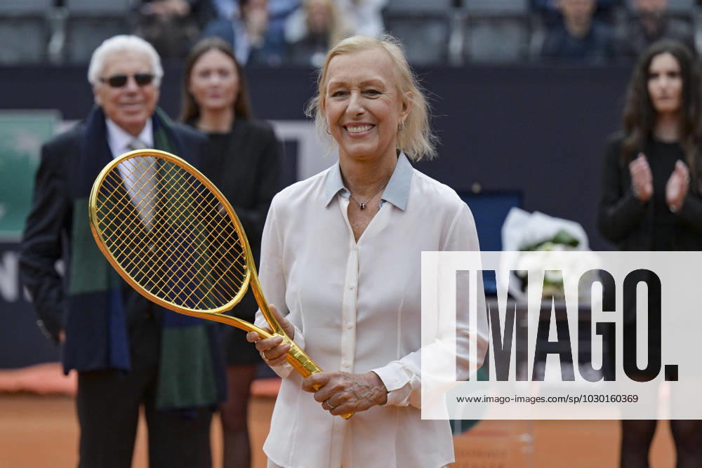Former women s tennis champion Martina Navratilova receives the golden racket before the men s singles final match at the Italian Open tennis tournament in Rome, Italy, 21 May 2023. ANSA ETTORE FERRARI Italian Open tennis tournament - ZUMAa110 20230521_zaf_a110_047
