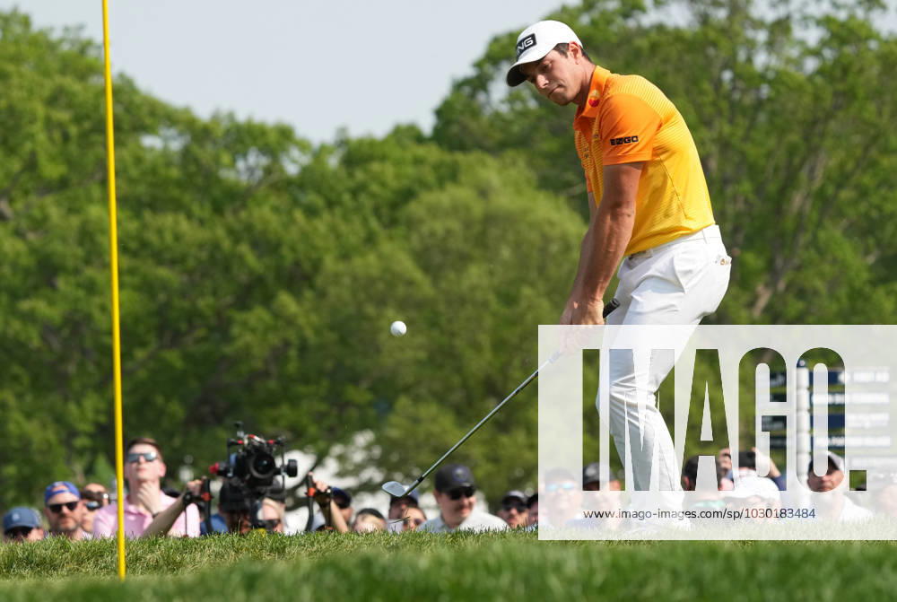 Viktor Hovland of Norway chips onto the green on the 8th hole during the final round of the 2023 PGA, Golf Herren Championship at Oak Hill Country Club in Rochester, New York on Sunday, May 21, 2023. ROC20230521541 AARONxJOSEFCZYK