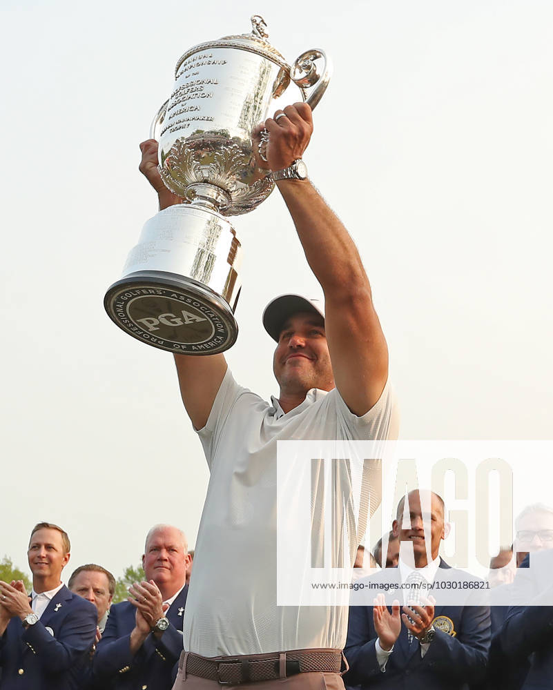 Brooks Koepka raises the trophy after winning the 2023 PGA, Golf Herren Championship at Oak Hill Country Club in Rochester, New York on Sunday, May 21, 2023. Koepka shot 72, 66, 66 and 67 to finish at nine-under-par. ROC20230521551 AARONxJOSEFCZYK