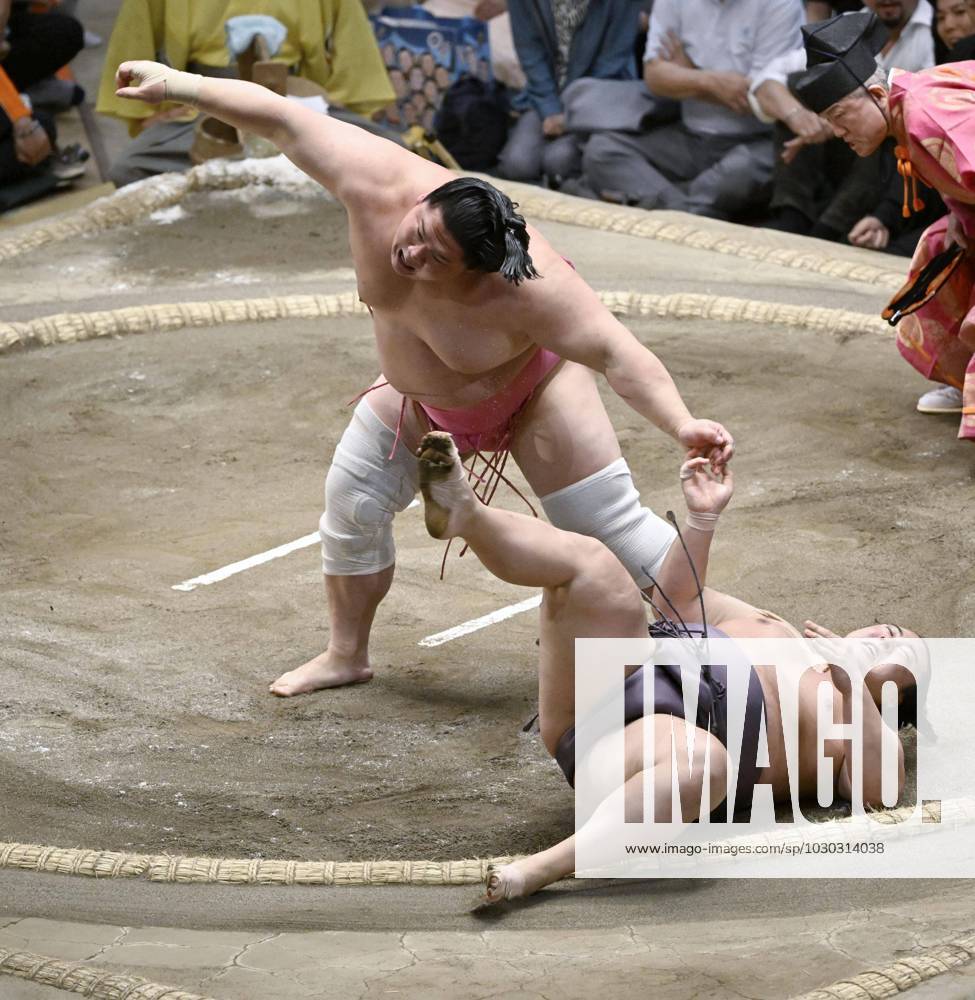 KW21 Summer Grand Sumo Tournament Ura (L) defeats Tobizaru on the 12th day of the 15-day Summer Grand Sumo Tournament at Ryogoku Kokugikan in Tokyo on May 25, 2023. A14AA0001509261P