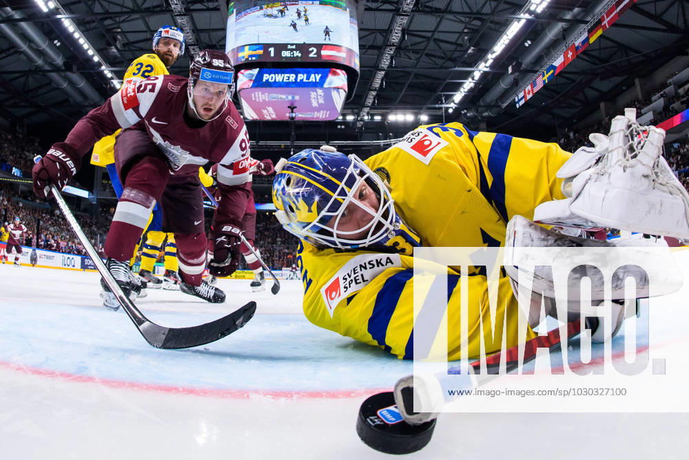 Oskars Batna of Latvia sees the 1 3 goal by Janis Jaks go in behind goaltender Lars Johansson of Sweden during the 2023 IIHF Ice Hockey World Championship quarterfinal game between Sweden and Latvia on May 25, 2023 in Riga Photo Joel Marklund BILDBYRAN kod JM JM0484 bbeng ice hockey ice hockey ice hockey vm 2023 ishockey vm vm 2023 iihf ice hockey world championship quarterfinal quarterfinal quarterfinals sverige sweden latvia lettland