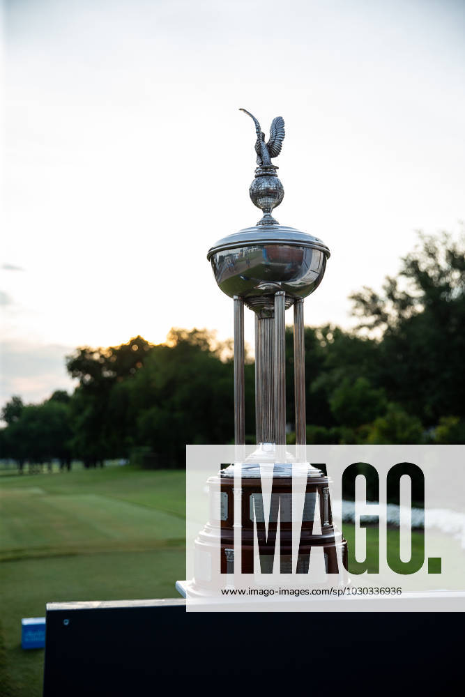 FORTH WORTH, TX - MAY 25: General photo Charles Schwab Championship trophy on hole 1 during the first round of the Charles Schwab Challenge on May 24, 2023, at Colonial Country Club in Fort Worth, Texas. (Photo by Aric Becker Icon Sportswire) GOLF: MAY 25 PGA, Golf Herren - Charles Schwab Challenge Icon23052510
