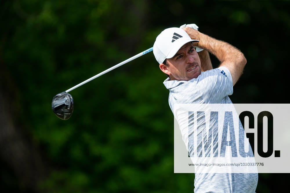 FORTH WORTH, TX - MAY 25: Nick Taylor of Canada tees off on hole 6 during the first round of the Charles Schwab Challenge on May 24, 2023, at Colonial Country Club in Fort Worth, Texas. (Photo by Aric Becker Icon Sportswire) GOLF: MAY 25 PGA, Golf Herren - Charles Schwab Challenge Icon230525143