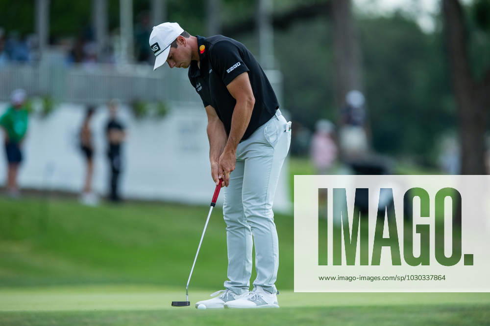 FORTH WORTH, TX - MAY 25: Viktor Hovland of Norway putts on hole 18 during the first round of the Charles Schwab Challenge on May 24, 2023, at Colonial Country Club in Fort Worth, Texas. (Photo by Aric Becker Icon Sportswire) GOLF: MAY 25 PGA, Golf Herren - Charles Schwab Challenge Icon230525157