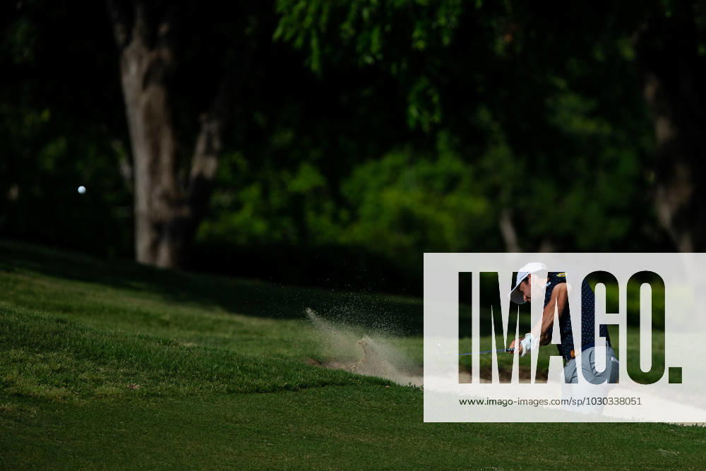 FORTH WORTH, TX - MAY 25: Davis Riley of United States hits his second shot on hole 15 during the first round of the Charles Schwab Challenge on May 24, 2023, at Colonial Country Club in Fort Worth, Texas. (Photo by Aric Becker Icon Sportswire) GOLF: MAY 25 PGA, Golf Herren - Charles Schwab Challenge Icon23052527