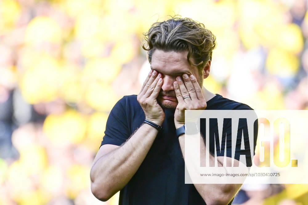 Head coach Edin Terzic Borussia Dortmund disappointed, Borussia Dortmund vs 1 FSV Mainz 05, Football, 1 Bundesliga, 34 Spieltag, 27 05 2023 DFB regulations prohibit any use of photographs as image sequences and or quasi video Dortmund Nordrhein Westfalen Germany