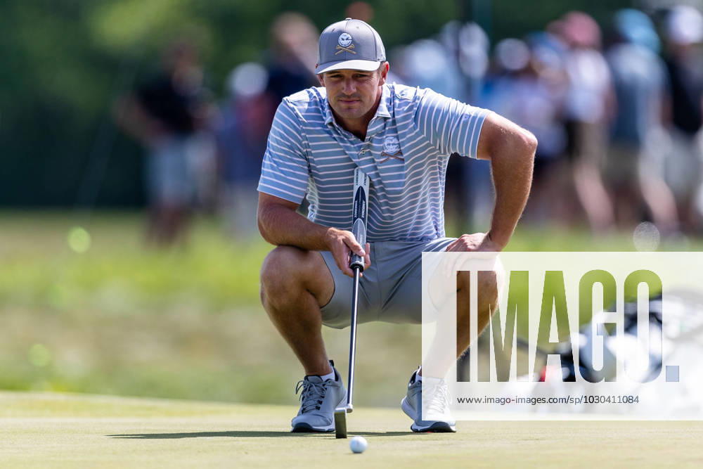 BRYSON DECHAMBEAU prepares to putt on the fourth hole of the second round of the LIV Golf DC event at Trump National Golf Club. Potomac Falls USA - ZUMAb237 20230527_znp_b237_022