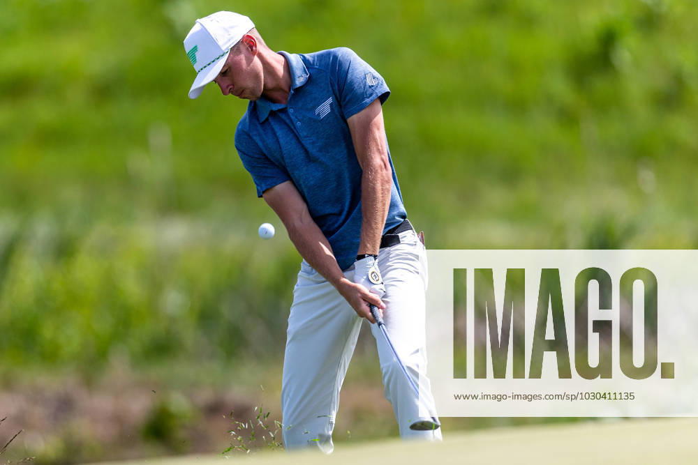DAVID PUIG chips from the rough onto the fourth green during the second round of the LIV Golf DC event at Trump National Golf Club. Potomac Falls USA - ZUMAb237 20230527_znp_b237_028