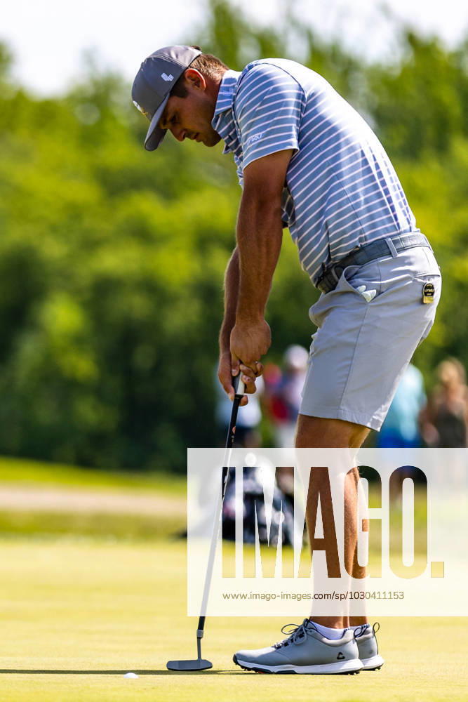 BRYSON DECHAMBEAU sinks his putt on the fourth hole of the second round of the LIV Golf DC event at Trump National Golf Club. Potomac Falls USA - ZUMAb237 20230527_znp_b237_033