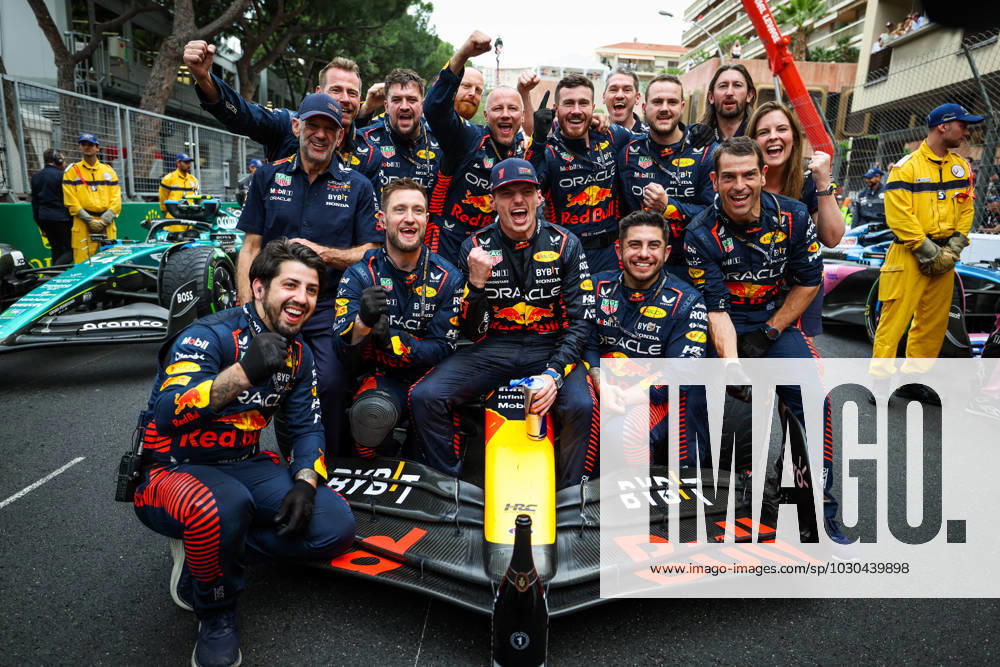 KW21 VERSTAPPEN Max (ned), Red Bull Racing RB19, celebrating victory with his team during the Formula 1 Grand Prix de Monaco 2023, 6th round of the 2023 Formula One World Championship, WM, Weltmeisterschaft from May 26 to 28, 2023 on the Circuit de Monaco, in Monaco - F1 - MONACO GRAND PRIX 2023 - RACE DPPI Panoramic 20230528_GOOD7268