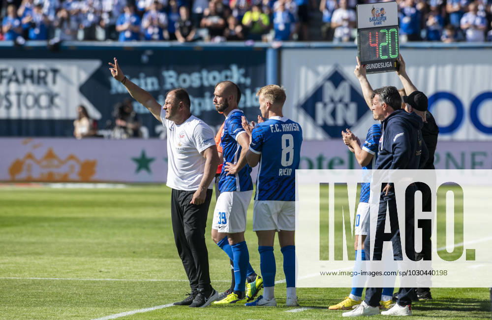 GER, Football, Men, 2 Football Bundesliga, 2 FBL, Season 2022 2023, 34 Matchday, FC Hansa Rostock Eintracht Braunschweig 2 1 Pascal Breier FC Hansa Rostock, 2 v l at his substitution Rostock Ostseestadion Mecklenburg Vorpommern Germany
