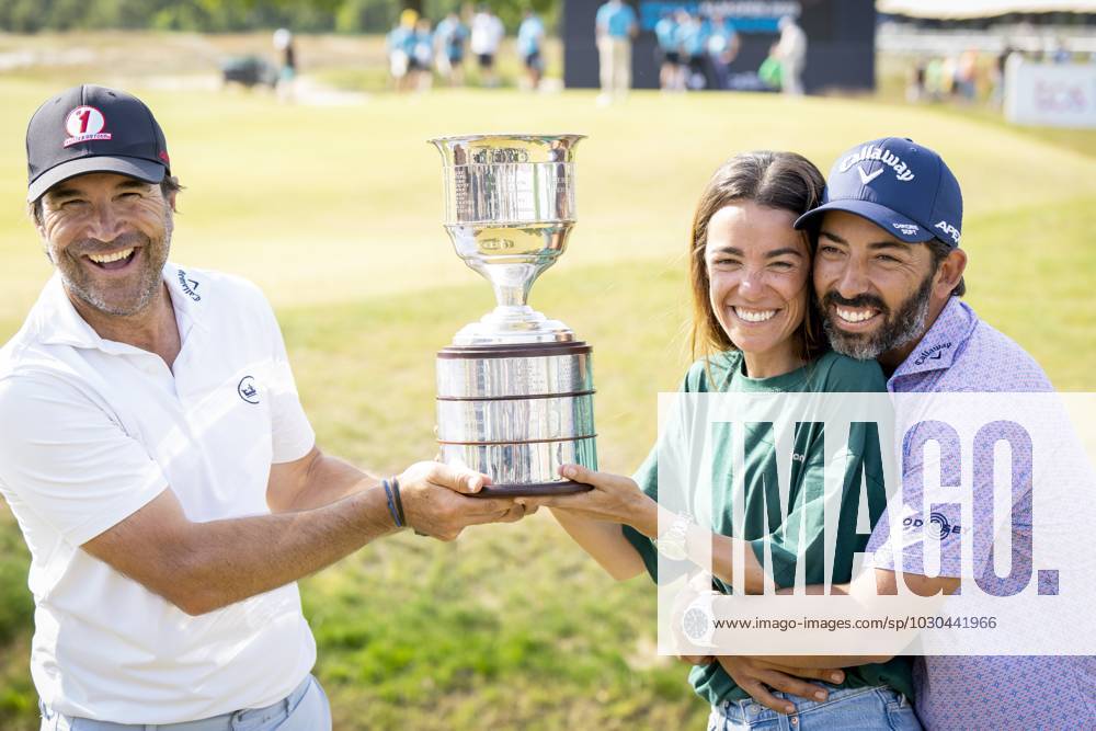 CROMVOIRT - Pablo Larrazabal (ESP) with his girlfriend and caddy (L) after winning the 103rd edition of the KLM Open golf tournament. The KLM Open counts as a qualifying tournament for the US Open. ANP SANDER KONING netherlands out - belgium out Cromvoirt IVx 470421940 originalFilename: 0258129096st