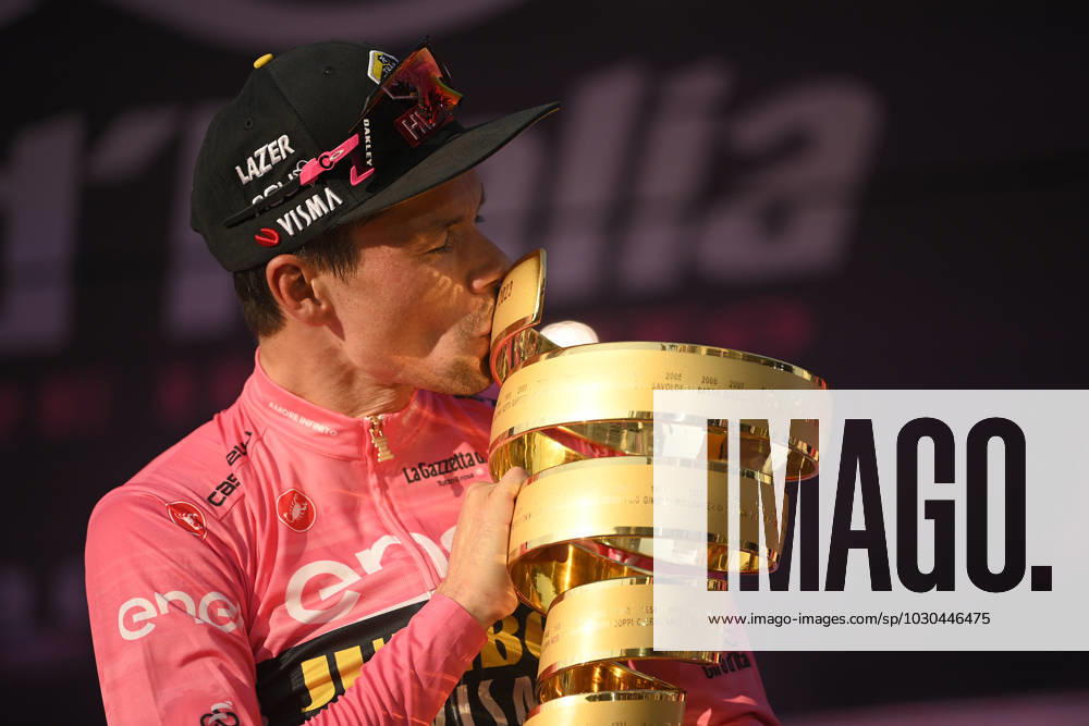 KW21 Radsport, Giro d Italia, 21. Etappe - Gesamtsieger Primoz Roglic Foto Fabio Ferrari LaPresse 28 Maggio 2023 - Roma, Italia - - Ciclismo - Giro d& x2019;Italia 2023 - Edizione 106 - Tappa 21 - da Roma a Roma Nella foto: ROGLIC Primoz(SLO)JUMBO-VISMA(NED) Maglia Rosa Vincitore Giro D& x2019;Italia 2023 May 28, 2023 Roma, Italy - Sport - Cycling - Giro d& x2019;Italia 2023 - 106th Edition - Stage 21 - From Roma to Roma In the pic: ROGLIC Primoz(SLO)JUMBO-VISMA(NED) Pink Jersey winner Giro D& x2019;Italia 2023