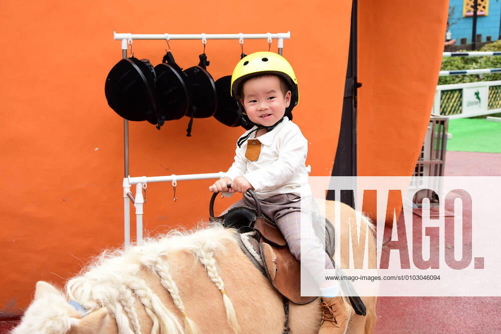 IMAGO Creative: Klimawandel - Umwelterziehung Happy little baby riding a pony 596787844736352419 ,model released, Symbolfoto