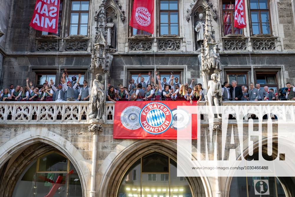 The teams on the balcony, FC Bayern Muenchen men and FC Bayern Muenchen women, championship celebration in the city hall at Marienplatz Munich, football, 1 Bundesliga, 28 05 2023 Munich Bavaria Germany