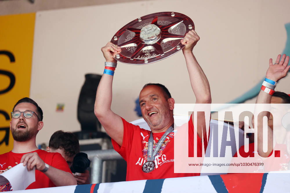 29 05 23 1 FC Heidenheim promotion celebration Bundesliga Germany, Heidenheim, 29 05 2023, football, 2 Bundesliga, 1 FC Heidenheim, promotion celebration Bundesliga Frank Schmidt coach with the championship cup