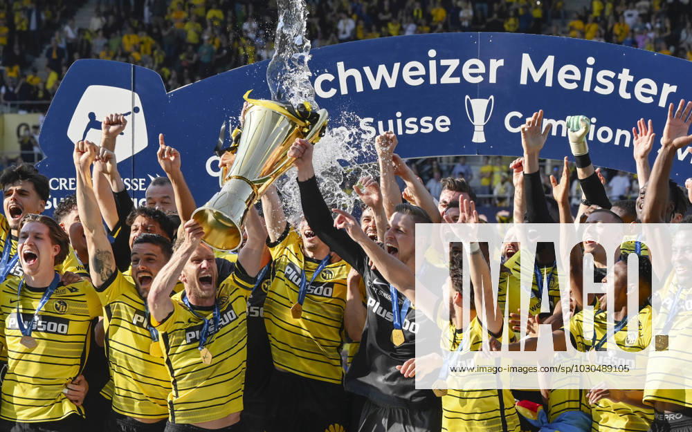 F l n r Cedric Itten, Loris Benito, Fabian Lustenberger, goalkeeper David von Ballmoos, with cup, Kastriot Imeri, Elia Meschack, Miguel Chaiwa, YB, BSC Young Boys FC Winterthur, Super League, Football
