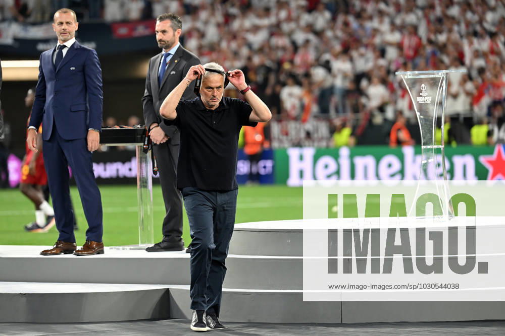 Budapest, Puskas Arena, 01 06 23, HUN, Men, UEFA Europa League, Final, 2022 2023 season, Sevilla FC AS Rome picture coach Jose MOURINHO AS Rome takes off his medal and gives it to a fan Only for editorial use Hungary