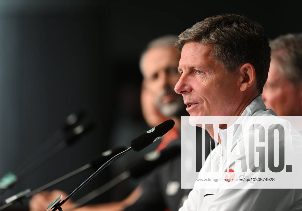 football DFB Cup final 2023, Eintracht Frankfurt training and press conference before the match RB Leipzig Eintracht Frankfurt, emonline,, v l coach Oilver Glasner Eintracht Frankfurt zautz Berlin.