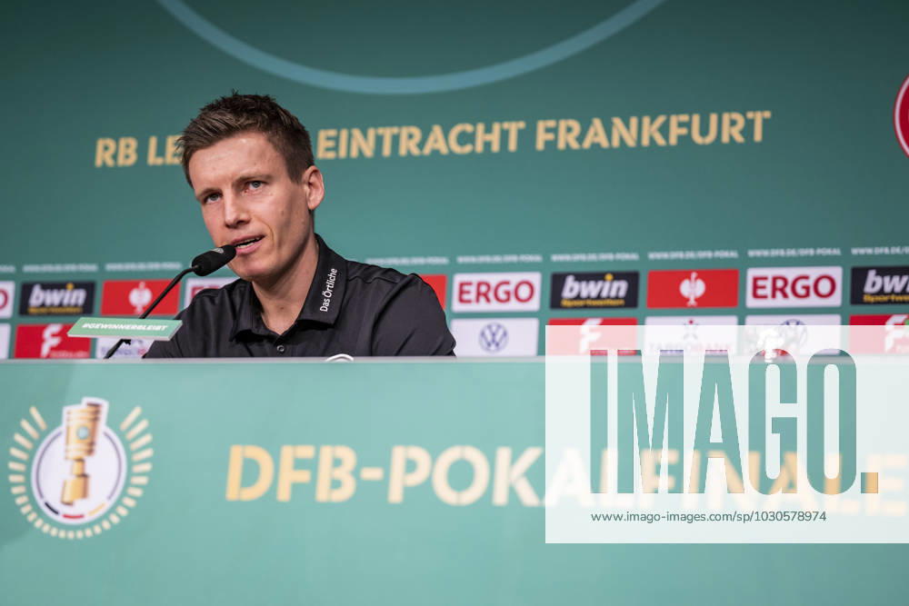 football DFB Pokal final 2023, RB Leipzig Eintracht Frankfurt, training and press conference, v l referee Daniel Siebert Berlin