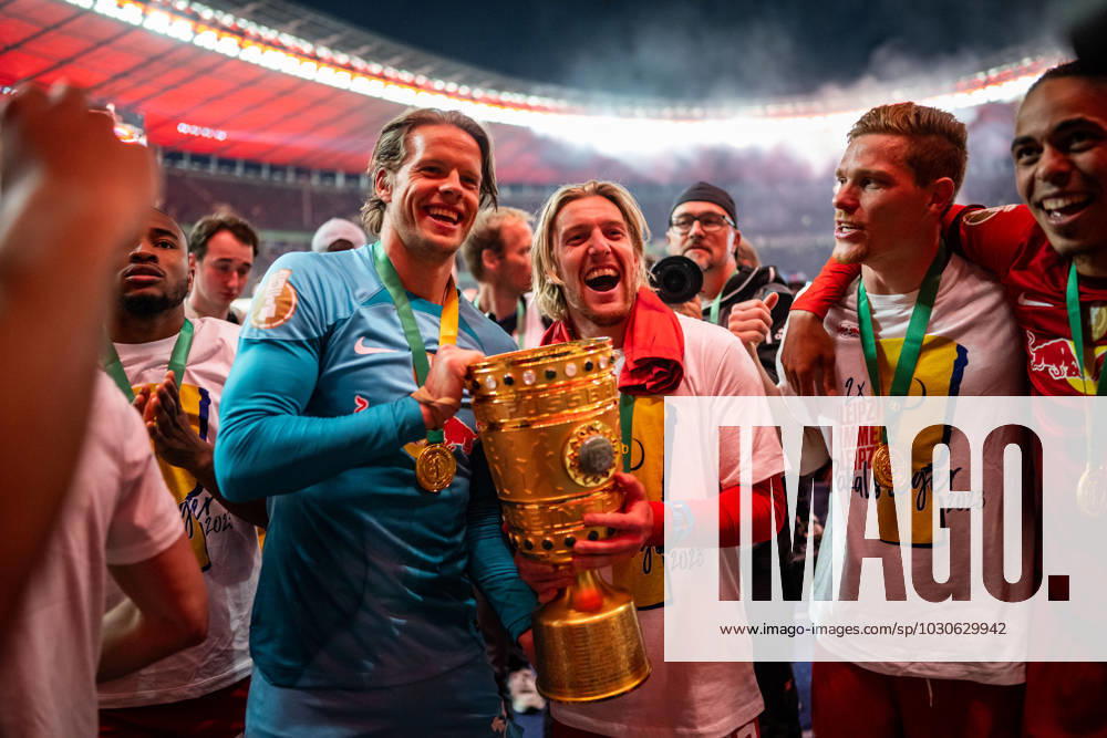 football DFB Pokal final 2023, RB Leipzig Eintracht Frankfurt, v l cheers Örjan Nyland RB Leipzig , Kevin Kampl RB Leipzig Berlin