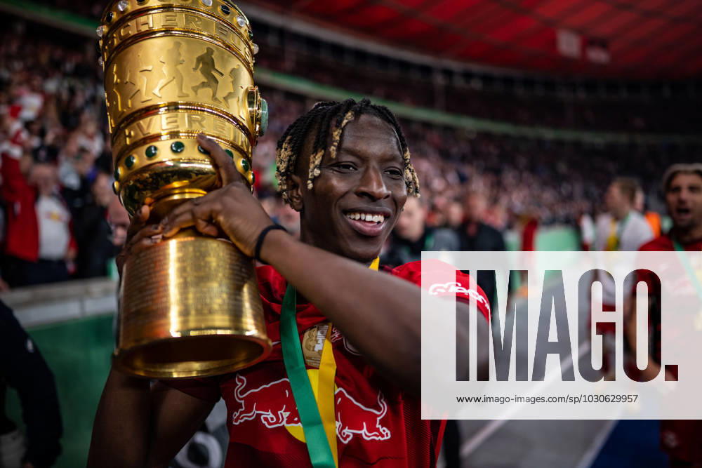 football DFB Pokal final 2023, RB Leipzig Eintracht Frankfurt, v l cheering Amadou Haidara RB Leipzig with trophy Berlin