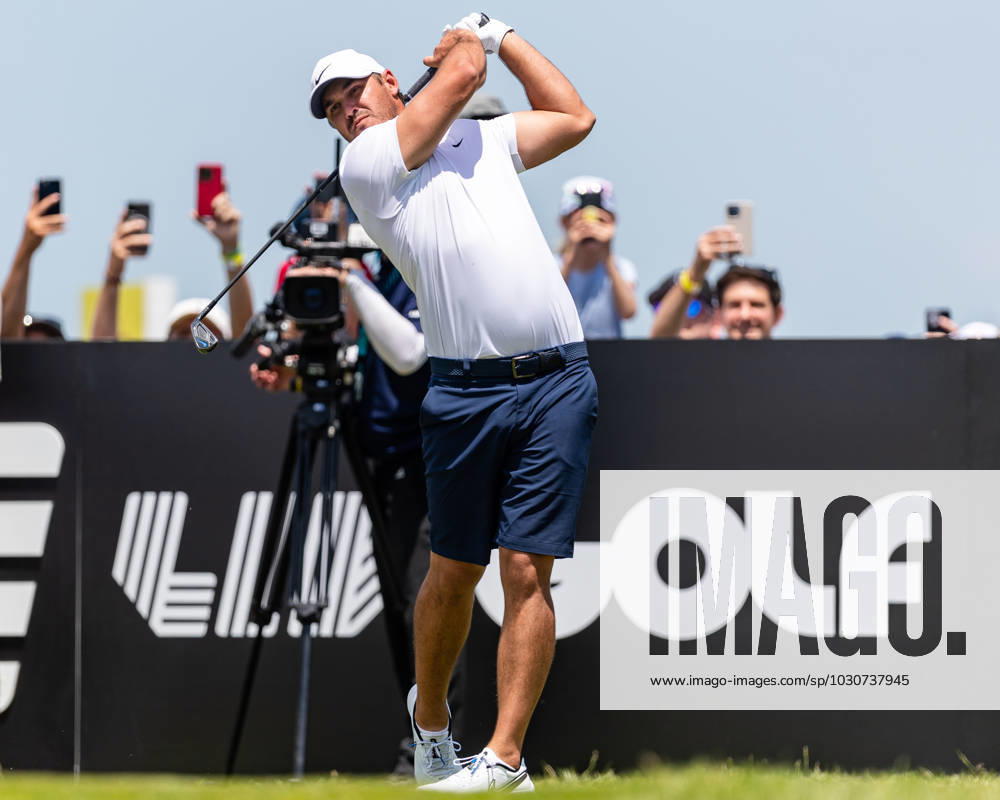 Five days after winning the PGA, Golf Herren Championship, BROOKS KOEPKA tees off on the first hole during the first round of the LIV Golf DC event at Trump National Golf Club. The PGA Tour is partnering with the Saudi-backed LIV Golf league, the organizations announced. Potomac Falls USA - ZUMAb237 20230526_znp_b237_016