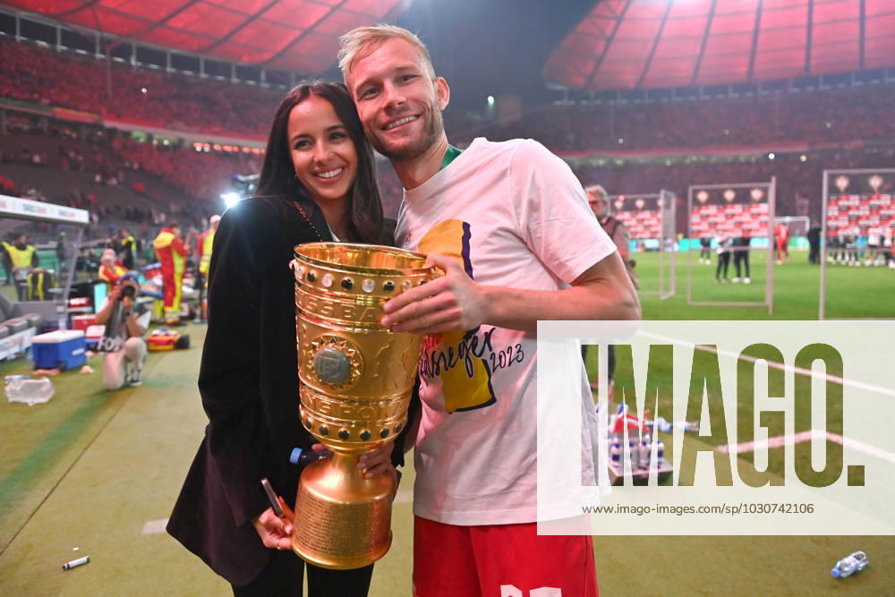 Konrad LAIMER L and girlfriend Ines Sarah with cup, trophy, award ceremony 80 DFB Pokal final, RB Leipzig Eintracht Frankfurt 2 0 on 03 06 2022 , Olympiastadion in Berlin DFL DFB regulations prohibit any use of photographs as image sequences and or quasi video