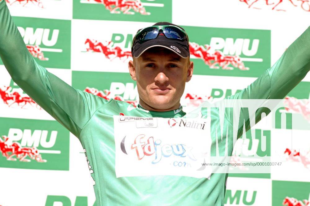 Baden Cooke (Australien fdjeux.com) jubelt bei der Siegerehrung im grünen Trikot des besten Sprinters Radsport Herren Tour de France 2003, Straßenradsport, Straße, Rad, Zeitfahren, Einzelzeitfahren Einzelbild 12. Etappe Gaillac - Cap Decouverte Freude,