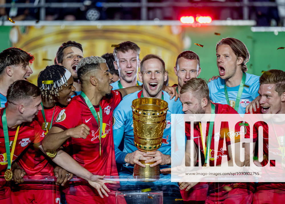 Leipzig goalkeeper Peter Gulacsi lifts the cup DFB Cup Final 2023 Eintracht Frankfurt RB Leipzig 0 2 3 June 2023 Olympiastadion, Berlin SG Eintracht Frankfurt RB Leipzig 0 2