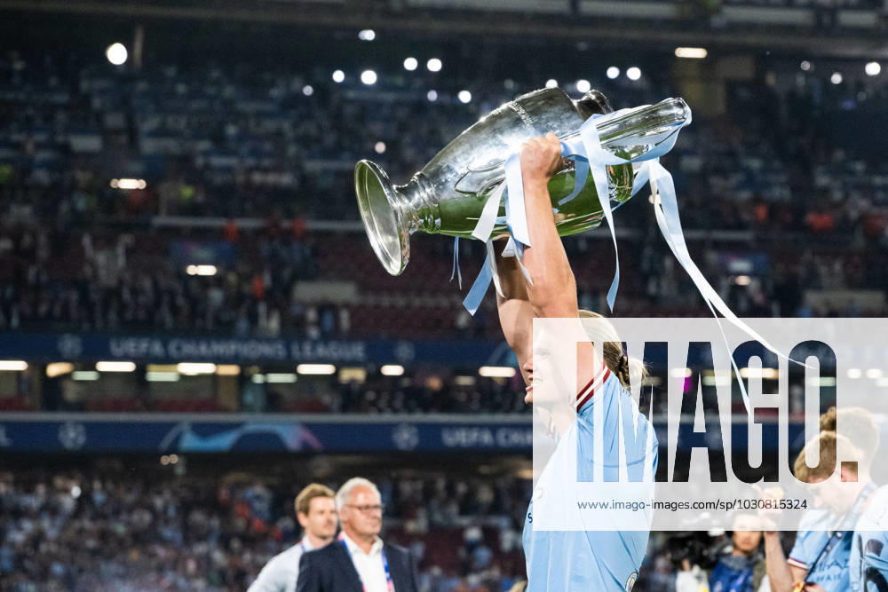 Erling Braut Haaland of Manchester City celebrates with the trophy after the UEFA Champions League football match between Manchester City and Inter on June 10, 2023 in Istanbul Photo Jon Olav Nesvold BILDBYRAN COP 217 JE0065 fotboll football soccer fotball champions league manchester city inter bbeng final jubel