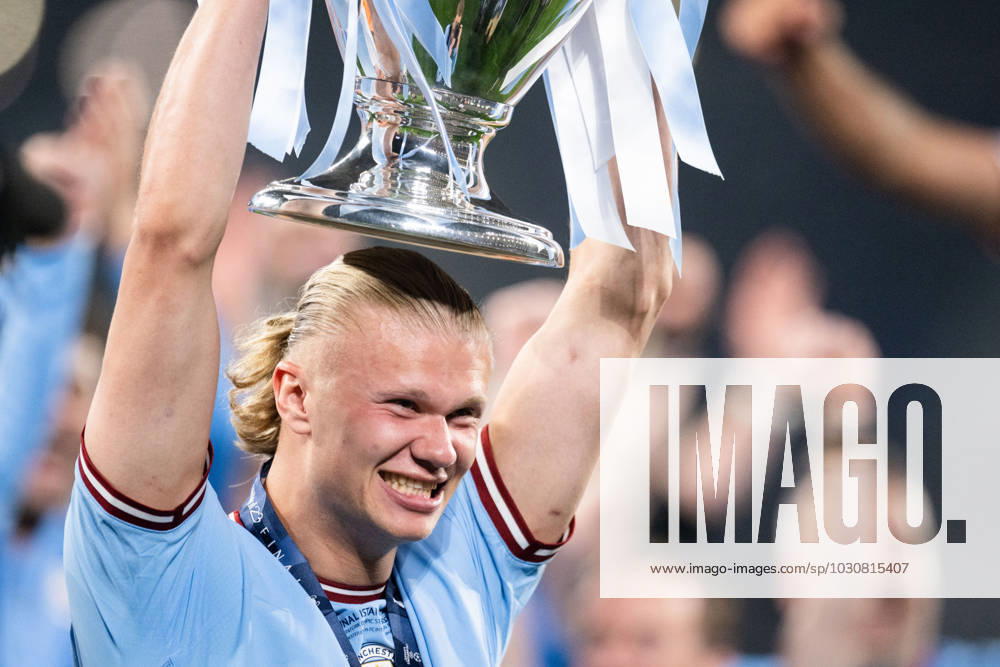 Erling Braut Haaland of Manchester City celebrates with the trophy after the UEFA Champions League football match between Manchester City and Inter on June 10, 2023 in Istanbul Photo Jon Olav Nesvold BILDBYRAN COP 217 JE0065 fotboll football soccer fotball champions league manchester city inter bbeng final jubel