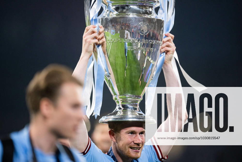 Kevin De Bruyne of Manchester City celebrates with the trophy after the UEFA Champions League football match between Manchester City and Inter on June 10, 2023 in Istanbul Photo Jon Olav Nesvold BILDBYRAN COP 217 JE0065 fotboll football soccer fotball champions league manchester city inter bbeng final jubel