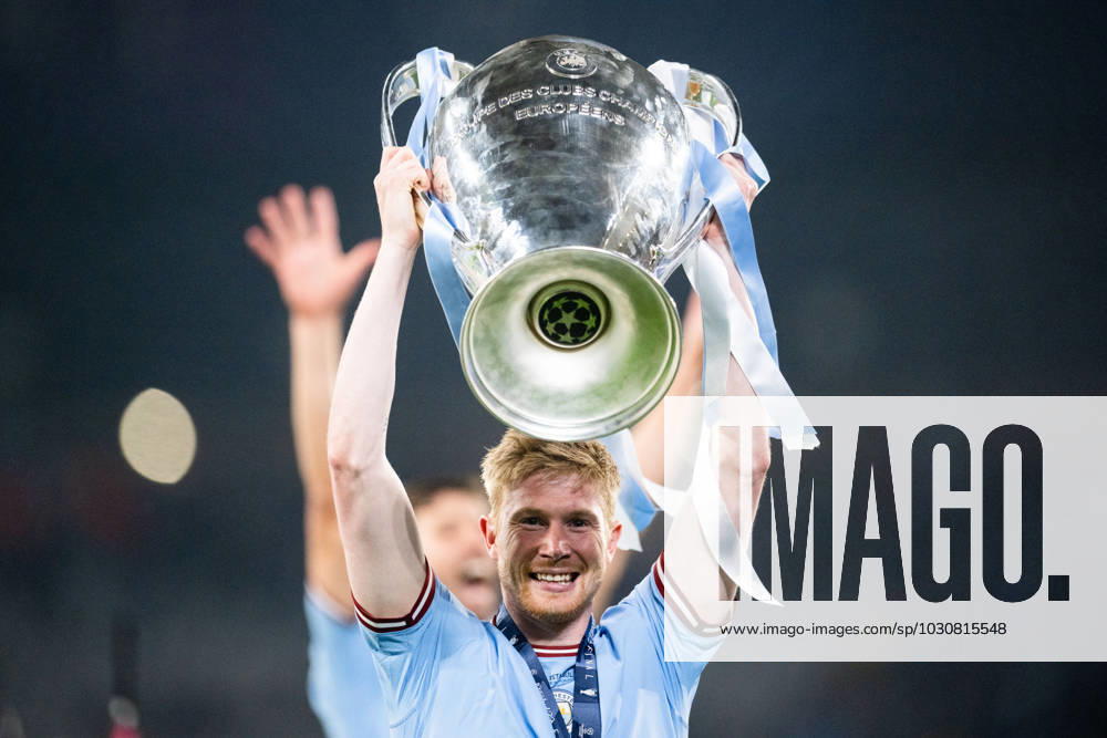 Kevin De Bruyne of Manchester City celebrates with the trophy after the UEFA Champions League football match between Manchester City and Inter on June 10, 2023 in Istanbul Photo Jon Olav Nesvold BILDBYRAN COP 217 JE0065 fotboll football soccer fotball champions league manchester city inter bbeng final jubel