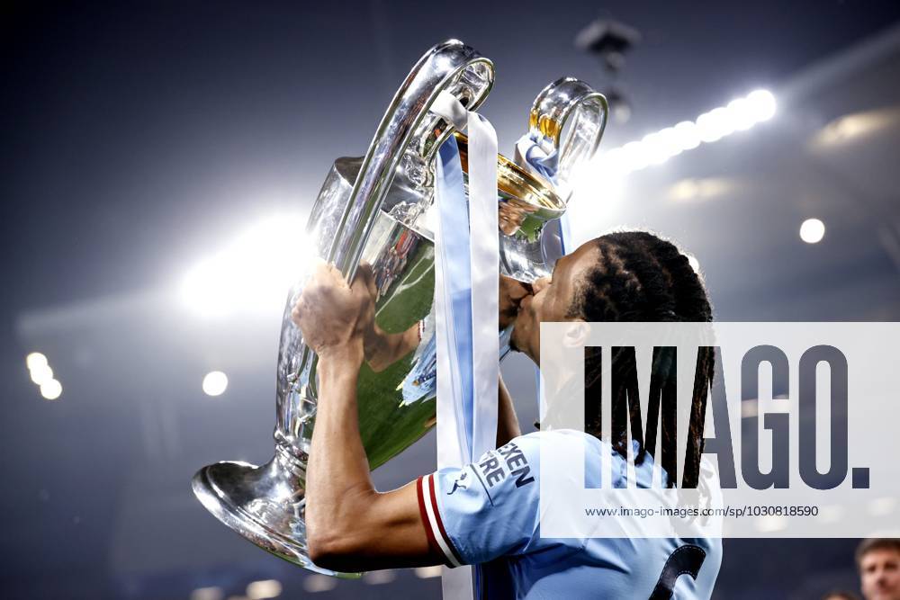 ISTANBUL - Nathan Ake of Manchester City FC with UEFA Champions League trophy, Coupe des clubs Champions Europeans after the 1-0 UEFA Champions League final win between Manchester City FC and FC Inter Milan at Ataturk Olympic Stadium on June 10, 2023 in Istanbul, Turkey. AP Dutch Height MAURICE OF STONE UEFA Champions League final 2022 2023 ANPxSportx xMauricexvanxSteenxIVx 471329300 originalFilename: 471329300