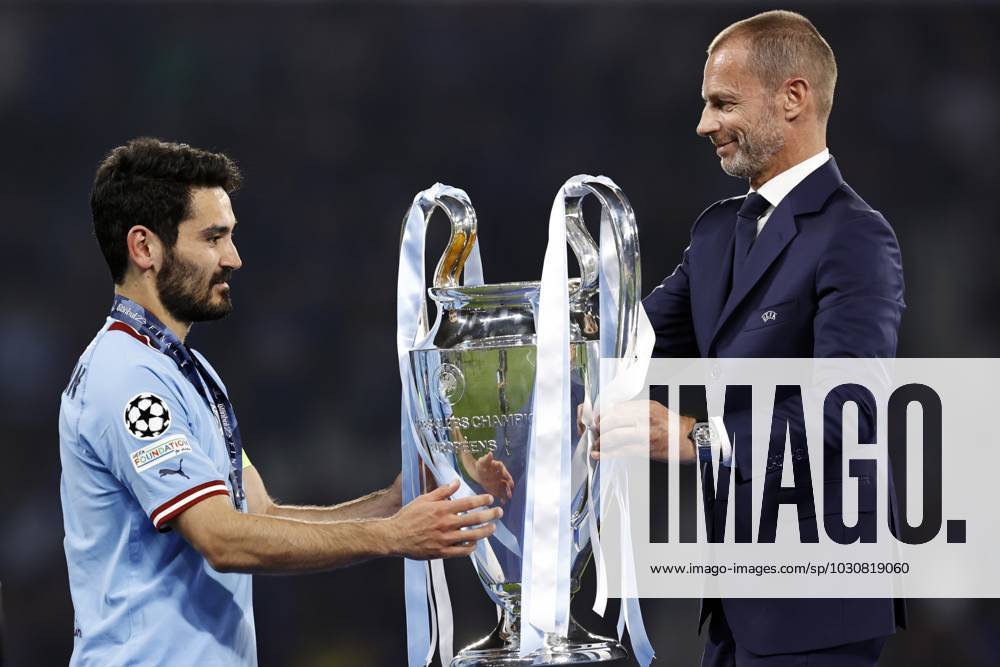 ISTANBUL - Ilkay Gundogan of Manchester City receives the Champions League trophy from Aleksander Äaeferin, President of UEFA after the UEFA Champions League Final between Manchester City FC and FC Inter Milan at Ataturk Olympic Stadium on June 10, 2023 in Istanbul , Turkey. AP Dutch Height MAURICE OF STONE UEFA Champions League final 2022 2023 ANPxSportx xMauricexvanxSteenxIVx 471330430 originalFilename: 471330430