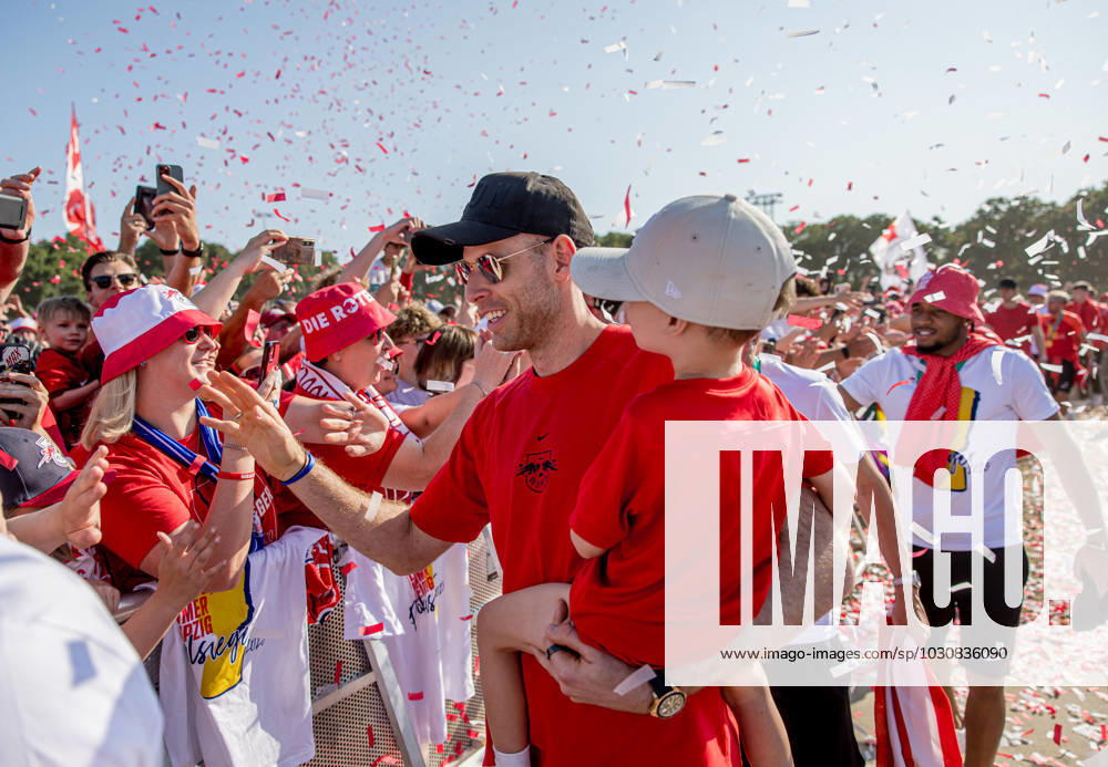 The team of RB Leipzig drives with a motorcade from the new city hall of the city to the festival meadow and is expected there by thousands of fans, here goalkeeper Torhueter Peter Gulacsi celebration on the festival meadow of RB Leipzig after the DFB Cup Final 2023 against Eintracht Frankfurt 4 June 2023 festival meadow Leipzig Saxony celebration festival meadow RB Leipzig Cup Final 2023